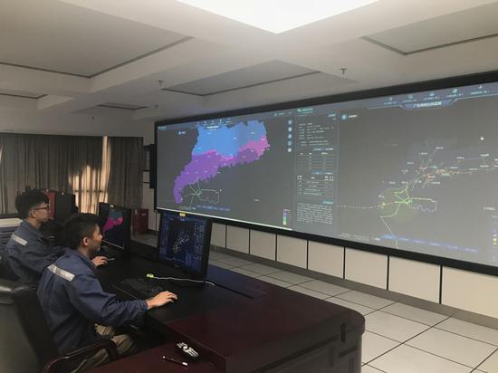 南方电网广东电网公司生产监控指挥中心系统亮出新招——“乡镇降雨预测”功能,它不仅可以监测降雨情况,还可预测未来24小时、48小时广东省所有乡镇街道供电所辖区的降雨量数据。有了这些数据,配网运维人员能够提前开展防洪涝水浸风险防控,力求跑赢滂沱大雨。魏瑞增 摄