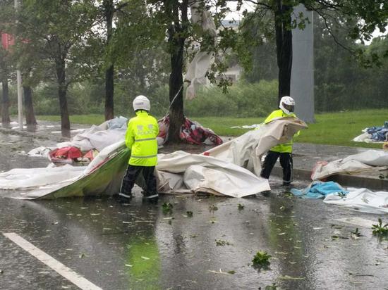 寮步铁骑清理路面