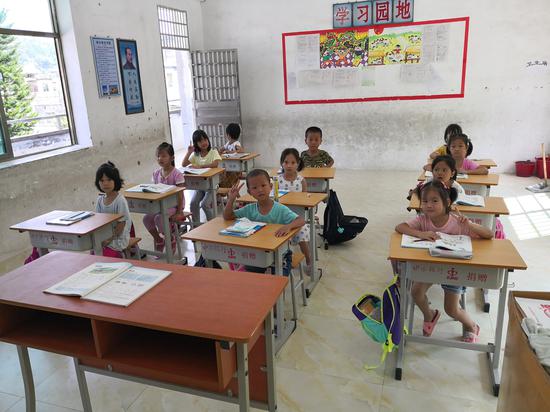 天中小学学生使用新书桌上课