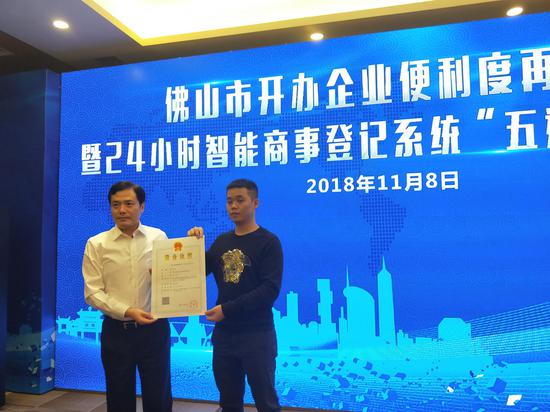 乔羽副市长向企业颁发“五进”后第一张营业执照