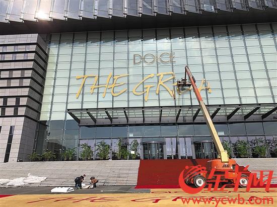 22日，上海世博中心，D&G 大型时装秀的标志正在拆除 视觉中国供图