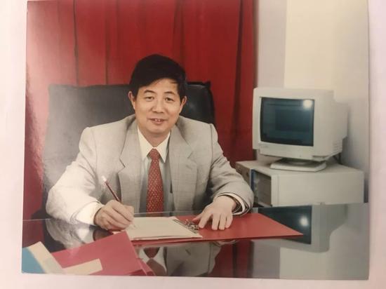 1996年，杨文伟在办公室工作照。