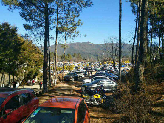 云南石宝山·沙溪古镇景区停车场爆满