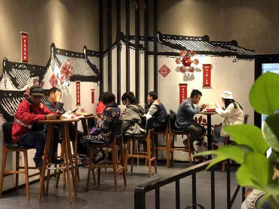 岭南建筑特色的餐厅里融入了风车节的元素。