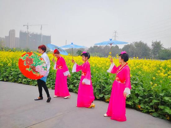 游人盛装打扮来赏花
