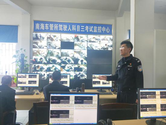 黄智荣警官在介绍科目三考试监控中心