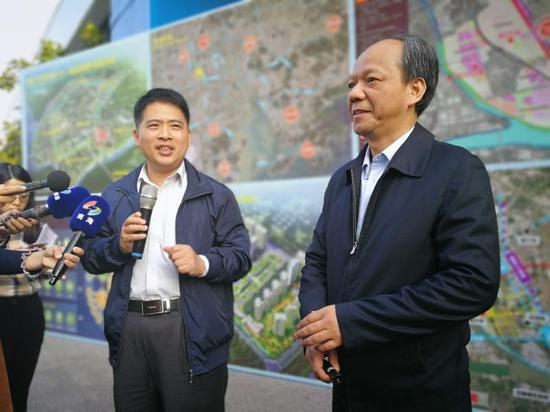 郭文海与黄志豪在碧桂园机器人谷现场相互交流