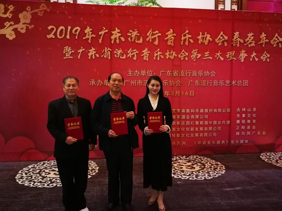 周崇练(中)、吴怡(右)与澳门音乐人宋绍匤在领奖台上合影留念