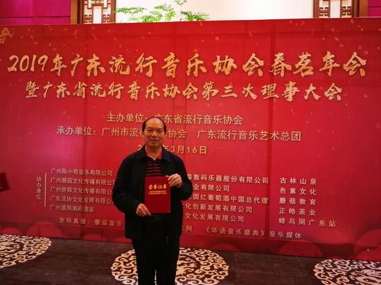 周崇练在领奖台上