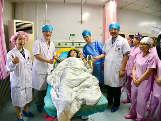 2018年6月“无痛分娩中国行”期间,胡灵群(左二)在河北省邢台市人民医院指导分娩。受访者供图