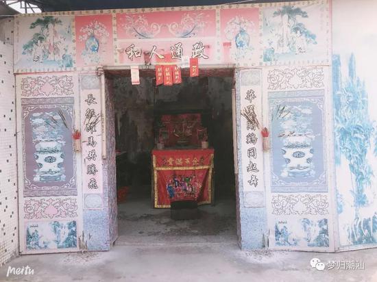 被寻人家乡的伯公庙,围墙的村门,伯公对着寨门