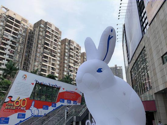 7米高巨型发光“大白兔”在凯德乐峰广场地铁上盖广场震撼亮相