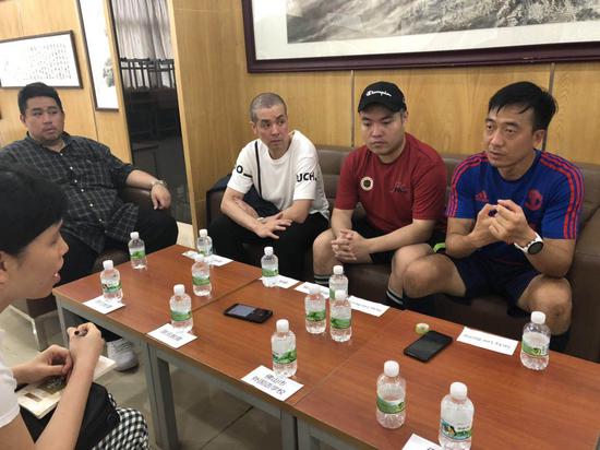李教练与学校探讨足球文化的佛山发展