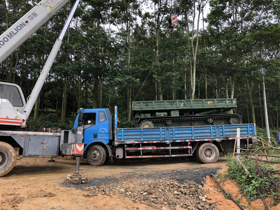 图:运送小坦克车