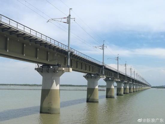 　　连接江湛铁路的东海岛铁路经过自然保护区，桥墩采用特殊涂料涂抹，让周围水质不受污染，同时保护了桥墩不受海水腐蚀