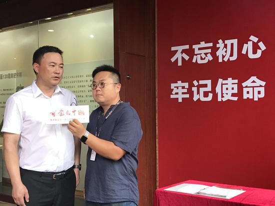 方志敏孙子,珠海市住建局党组书记、局长方小勇(左一)在纪念展广州站现场
