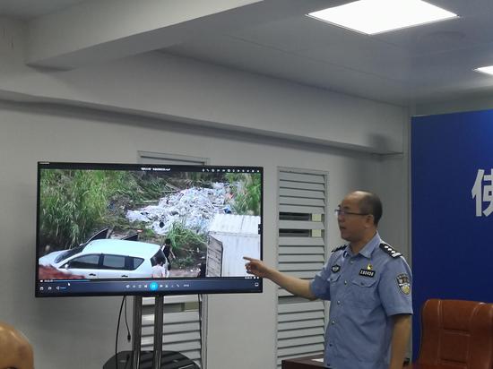 民警现场解说作案团伙作案过程