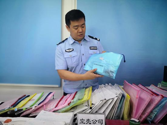 办案民警现场介绍:一个文件袋就是一个空壳公司的资料
