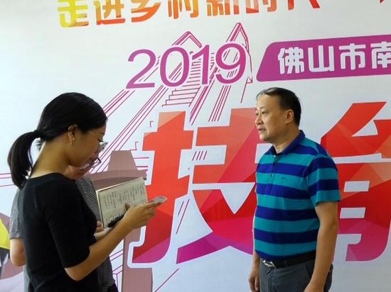 南海区人力资源和社会保障局人才开发科科长李昶文正在接受采访