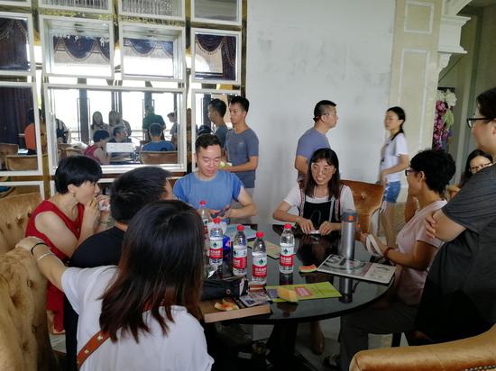 (收房日当天,各业主对业主代表刘女士表示感谢)