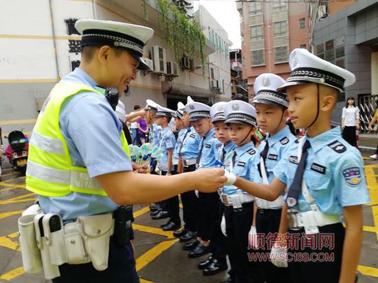 顺德交警大队以环城小学为试点,组建了一支“ 少年交警先锋队”。 /顺德交警供图