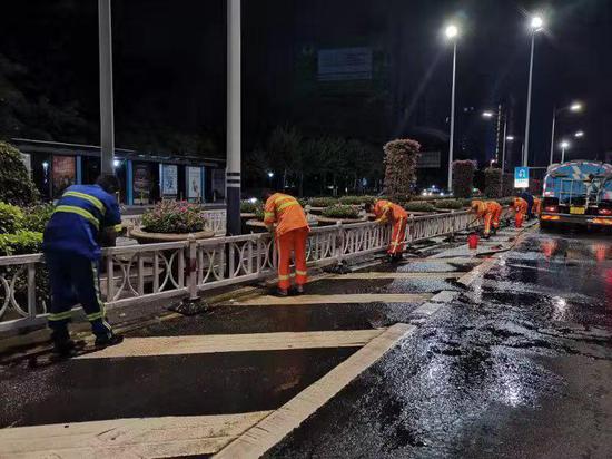 城市美容师们在清洗城市道路设施