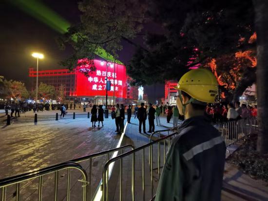 南方电网广州越秀供电局保供电人员在广州海珠广场庆祝新中国成立70周年升旗仪式现场保供电。
