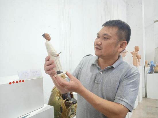 魏华接受采访
