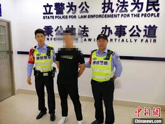 卢某被民警当场控制。　欧冬云　摄