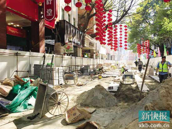  ■北京路部分区域正在施工，一些骑楼的外立面已被围蔽起来。　新快报记者　林里/摄