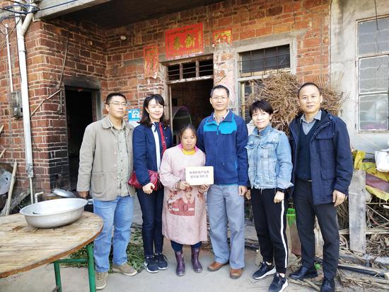 图为：珠海高新区科技产业局深入贫困户了解情况，并送上慰问金。
