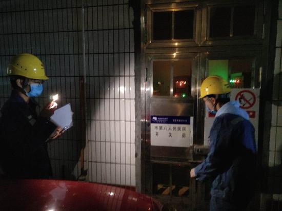 1月2日，南方电网广东广州越秀供电局工作人员对正在对新型冠状病毒定点收治医院开展供电设备特巡 方瑜 摄
