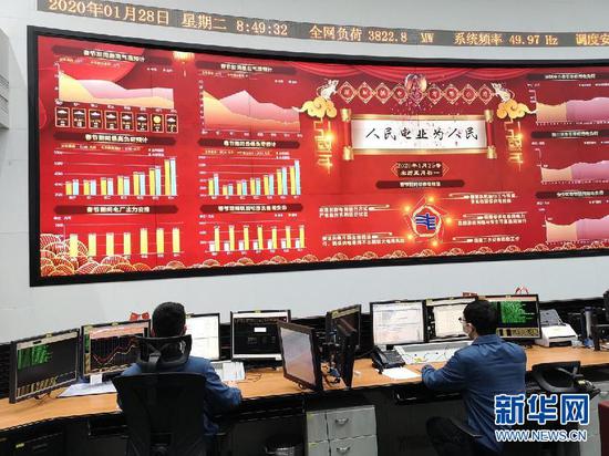 1月25日，深圳电力调度大厦的供电员工看护全市用电安全。 新华网发