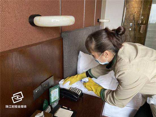 百盛达酒店服务员在消毒