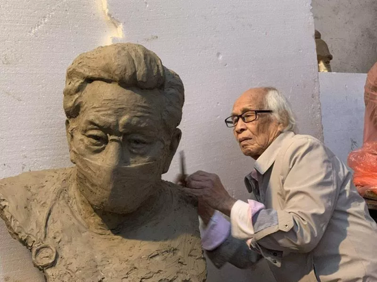 87岁的广州美术学院教授、著名雕塑家曹崇恩，他加班加点地昼夜奋战，全身心投入到钟南山雕塑的创作中。