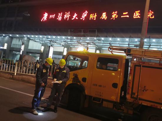 广州海珠供电局青年为定点收治医院的保供电。