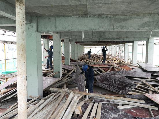 惠州220千伏维布变电站施工人员在拆模施工
