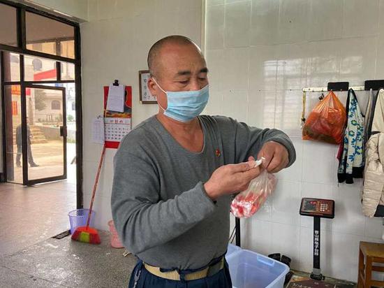邓伯贤正在细心装快餐准备出发