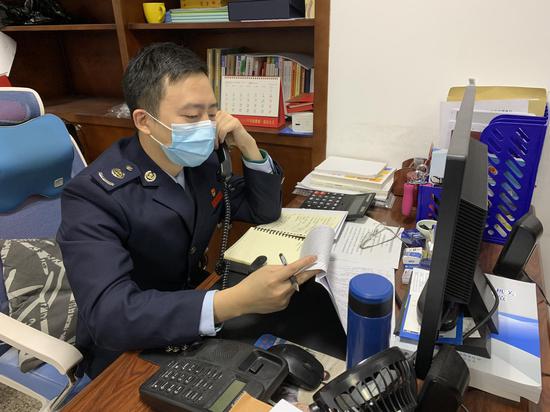 税务人员通过电话沟通的方式及时解答纳税人涉税疑问