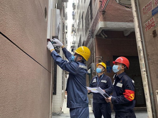 南方电网广东广州白云供电局工作人员在永泰村为5G基站安装电表。戚玥摄