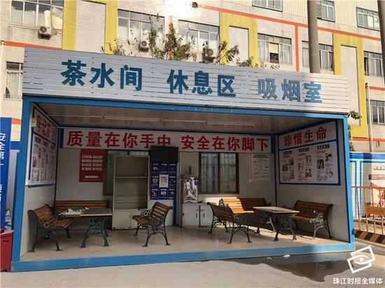南海双语实验学校施工现场张贴有疫情防控宣传海报