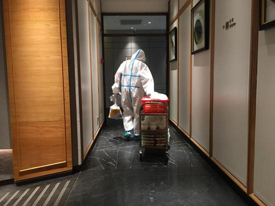 黄埔区夏港街驻点防疫工作人员为入住旅客送餐