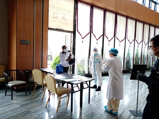 非洲留学生Chancel moushidi用家乡手势对现场工作人员表示感谢