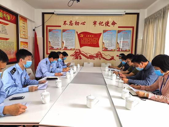 (图为税务青年张松华为遂溪县人民医院解读税收优惠政策)