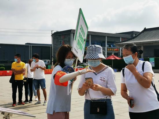 “五一”期间,在南海区第一届线上旅游美食节活动带动下,不少市民到南海影视城游玩。