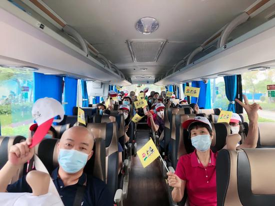 游客间隔就坐。