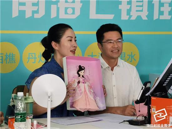 桂城街道办事处主任岑灼雄带来的爆款产品