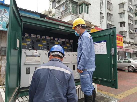 5月25日,南方电网广东珠海香洲供电局党团小分队对水浸路段周边设备进行巡视检查。(黄俊鸿 摄)