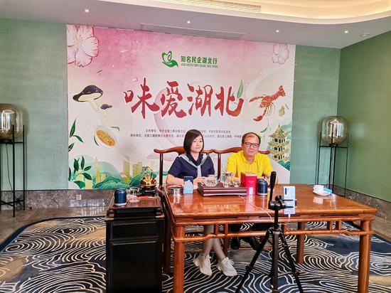 顺德区饮食协会会长、中华餐饮名店聚福山庄董事长卢远森(右)和顺德区饮食协会宣传部长何凤鸣(左)