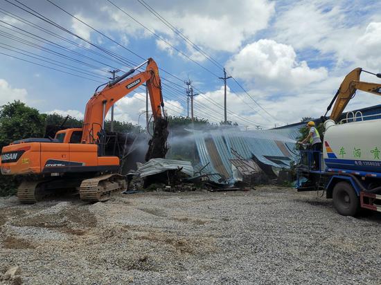 南园工业园区内及河涌周边近1万平方米的违建被拆除。 郑伟德 摄